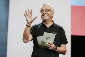 L’entraîneur-sélectionneur de l’équipe commerciale s’éloigne du terrain